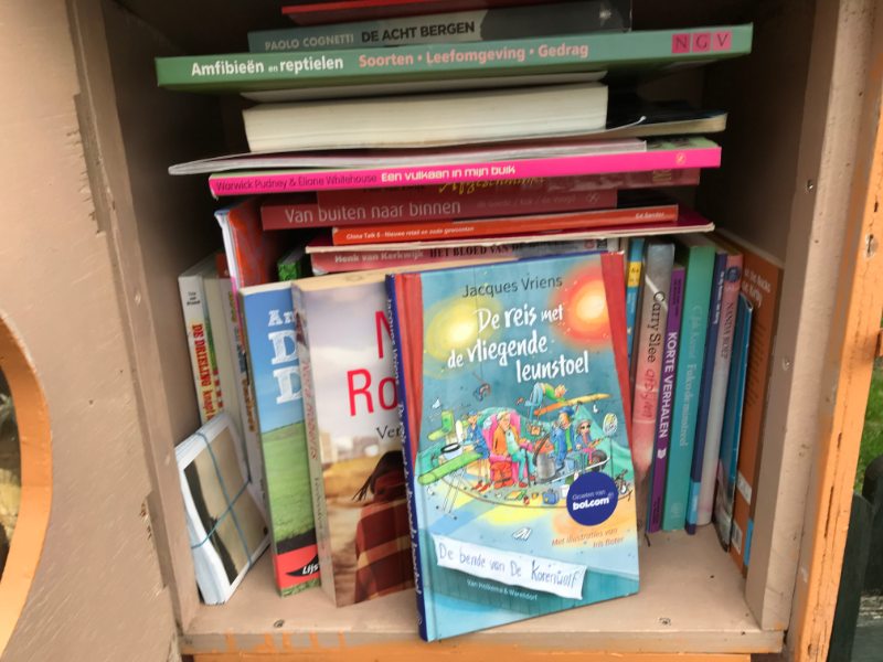 De boeken in de minibieb Roemer Visscherstraat januari 2024